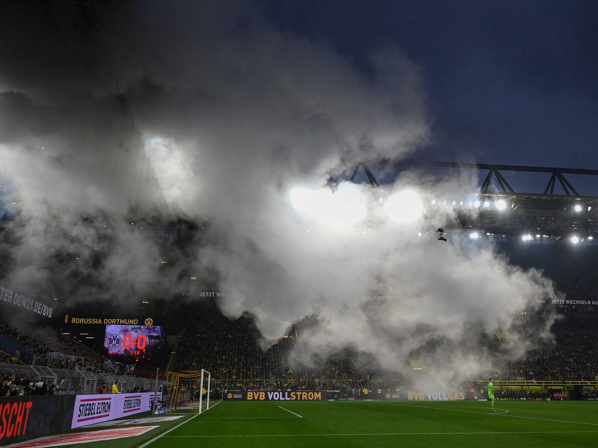 Fans von Hertha BSC zünden beim Bundesliga-Auswärtsspiel bei Borussia Dortmund Pyrotechnik im Block.