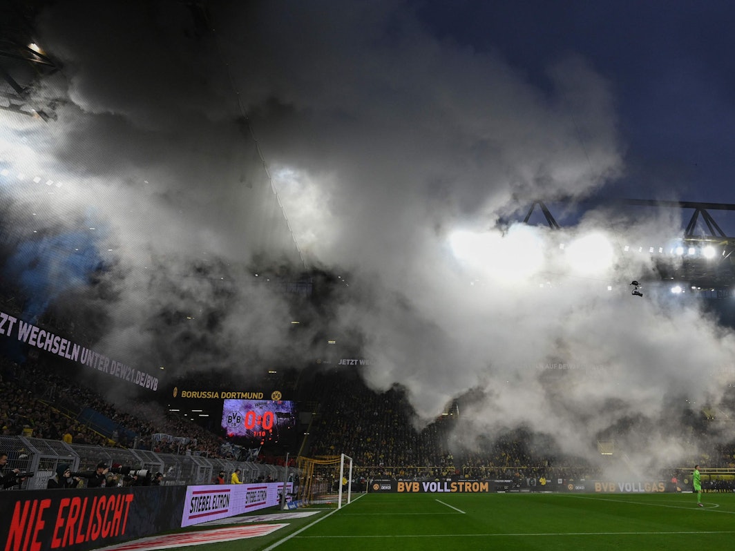 Fans von Hertha BSC zünden beim Bundesliga-Auswärtsspiel bei Borussia Dortmund Pyrotechnik im Block.