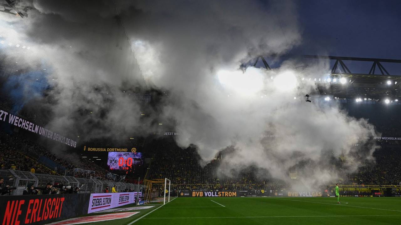 Fans von Hertha BSC zünden beim Bundesliga-Auswärtsspiel bei Borussia Dortmund Pyrotechnik im Block.