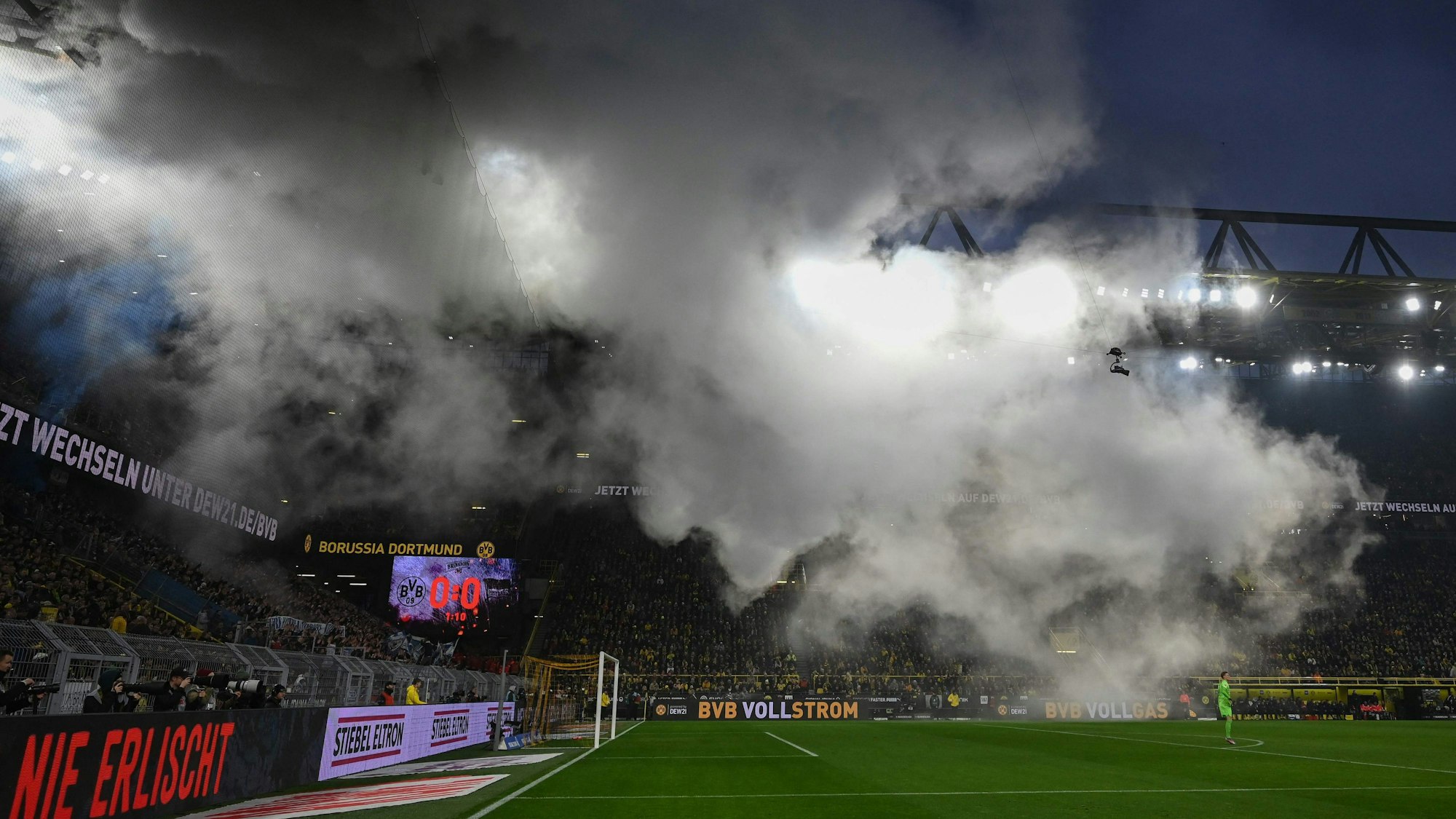 Fans von Hertha BSC zünden beim Bundesliga-Auswärtsspiel bei Borussia Dortmund Pyrotechnik im Block.
