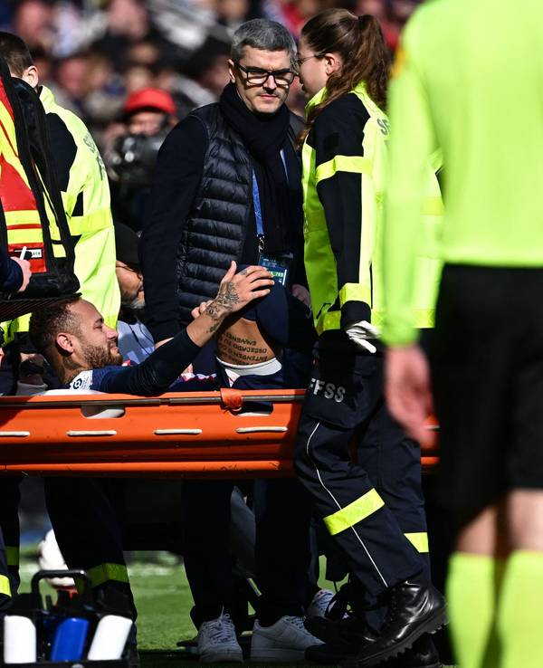 Neymar wird nach seiner Knöchelverletzung im Spiel von Paris Saint-Germain gegen OSC Lille auf einer Trage vom Platz gebracht.