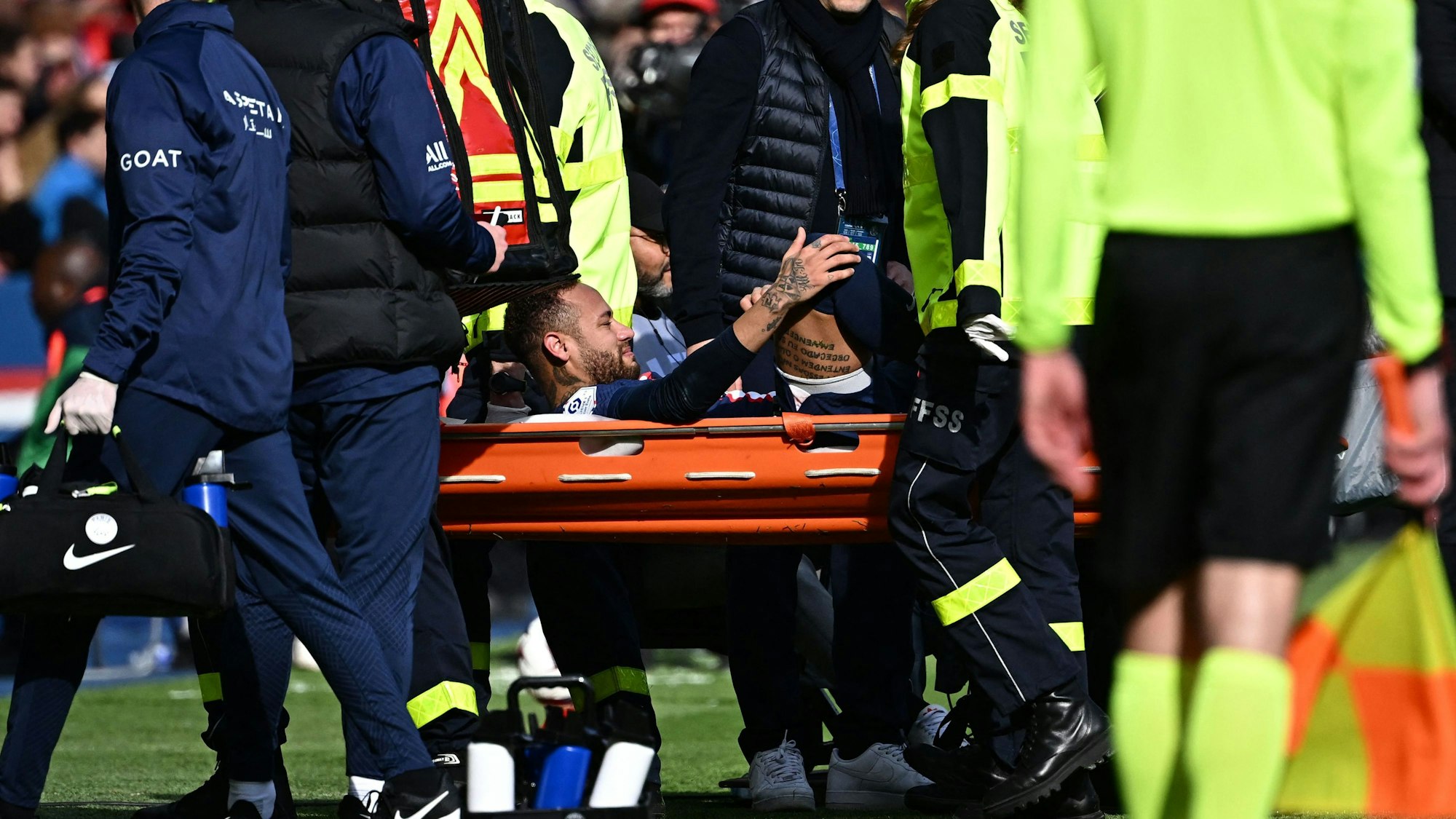 Neymar wird nach seiner Knöchelverletzung im Spiel von Paris Saint-Germain gegen OSC Lille auf einer Trage vom Platz gebracht.