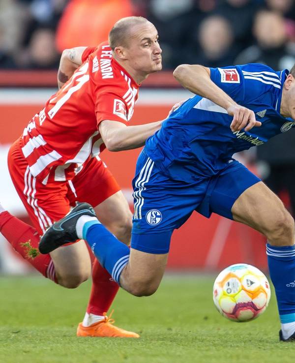 Sven Michel und Cedric Brunner kämpfen um den Ball.