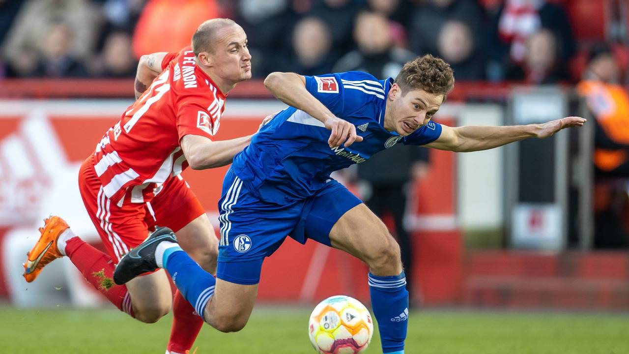 Sven Michel und Cedric Brunner kämpfen um den Ball.