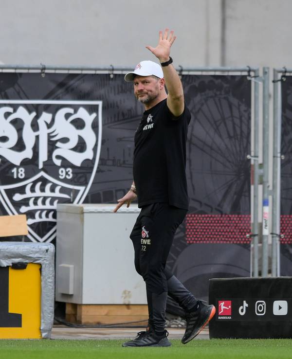 Steffen Baumgart grüßt die Fans des 1. FC Köln in Stuttgart.