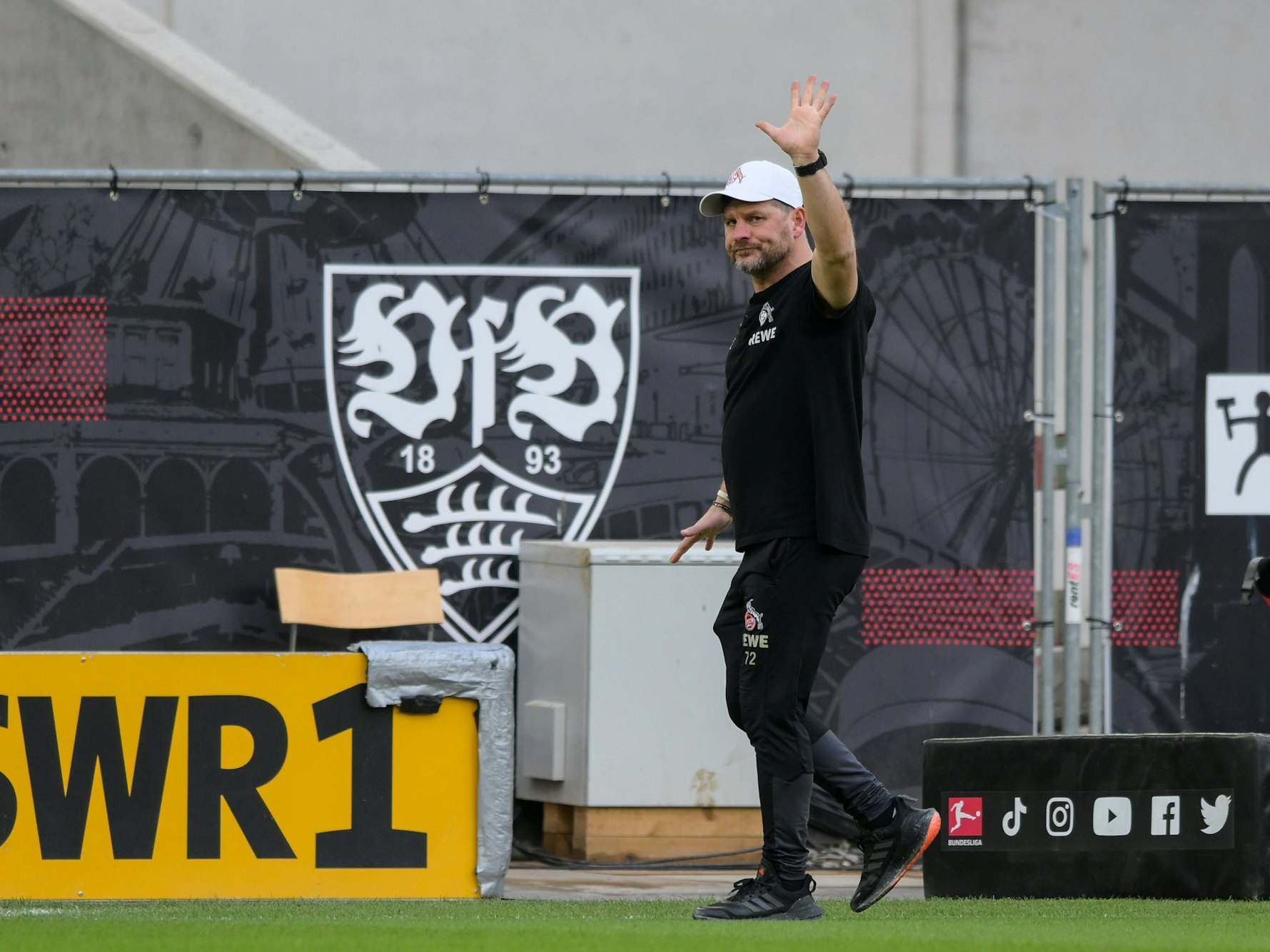 Steffen Baumgart grüßt die Fans des 1. FC Köln in Stuttgart.