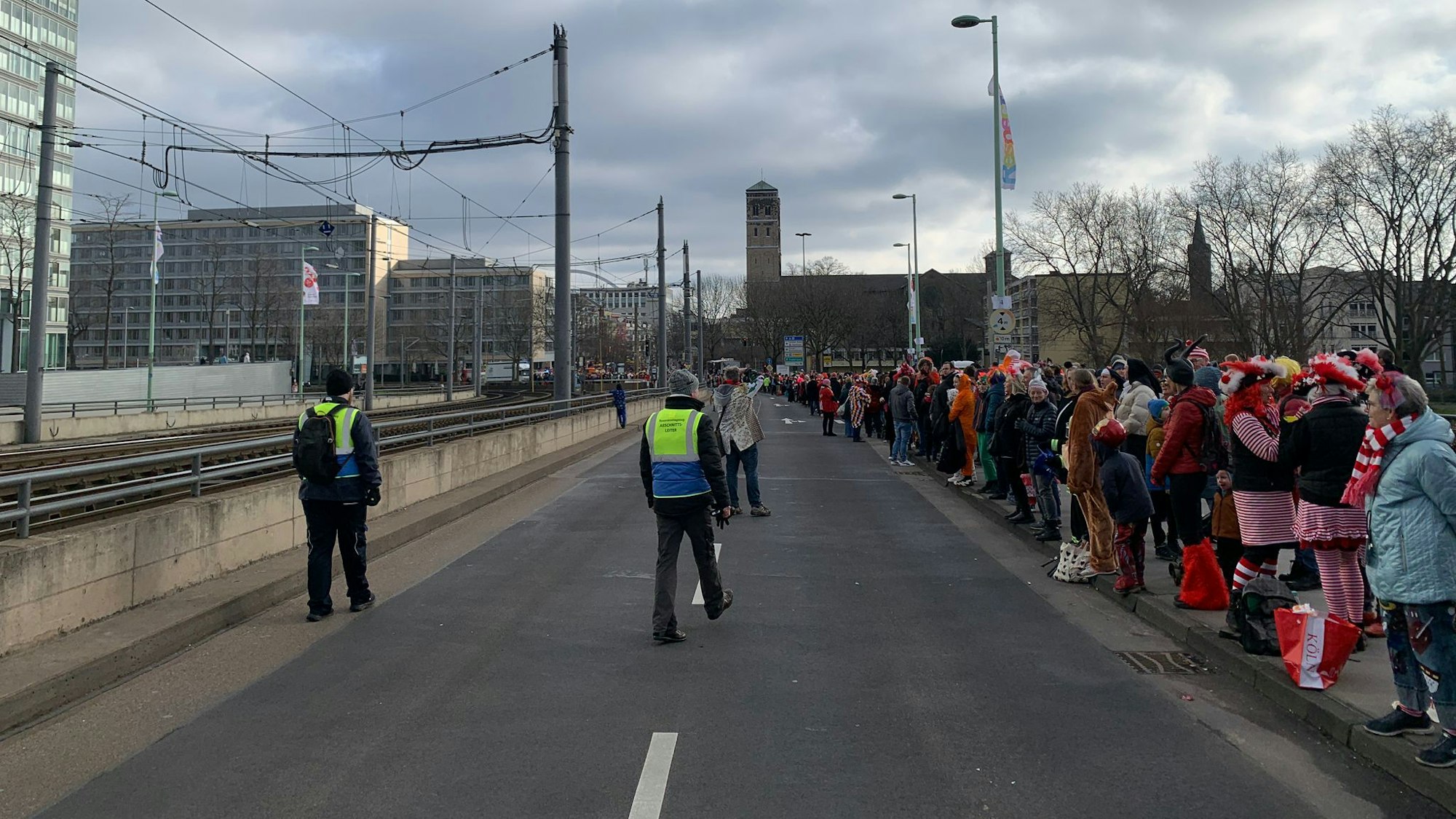 Auf der Deutzer Brücke warten die Menschen schon auf den Zoch.