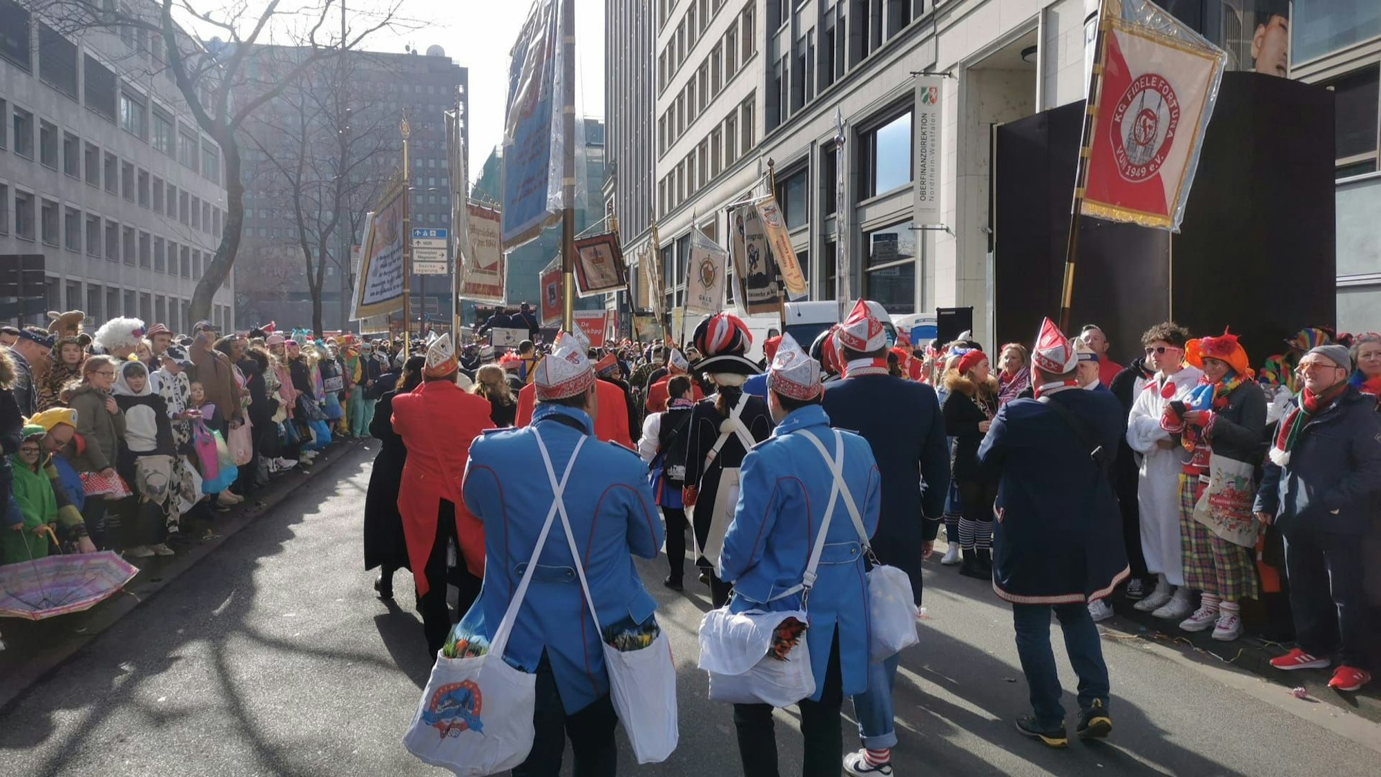 Der Zoch durchquert die Tunisstraße in Köln.