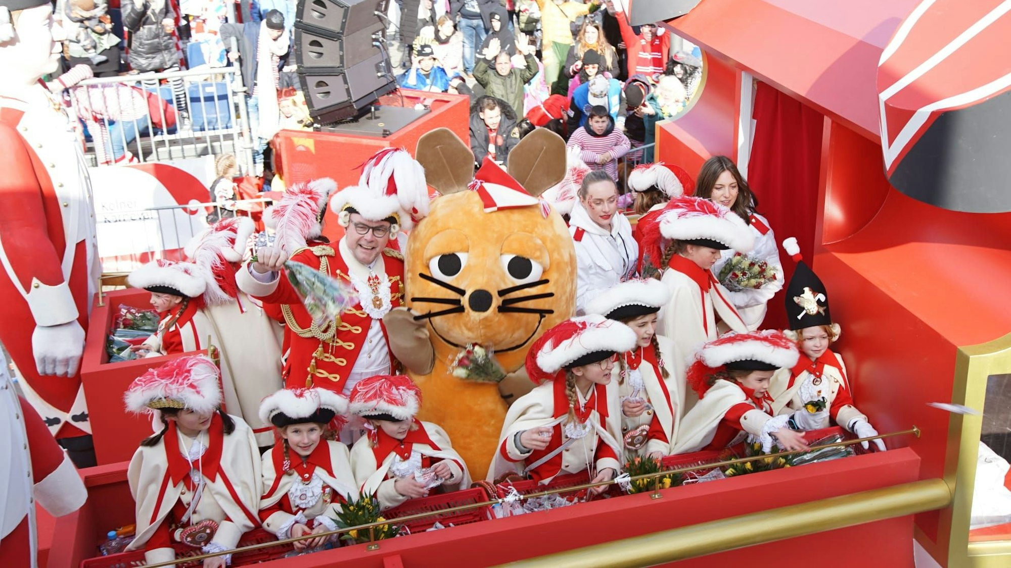 Die Maus fährt auf dem Wagen der Roten Funken mit.