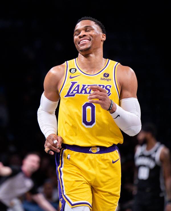 Russell Westbrook lacht bei einem Spiel der Los Angeles Lakers.