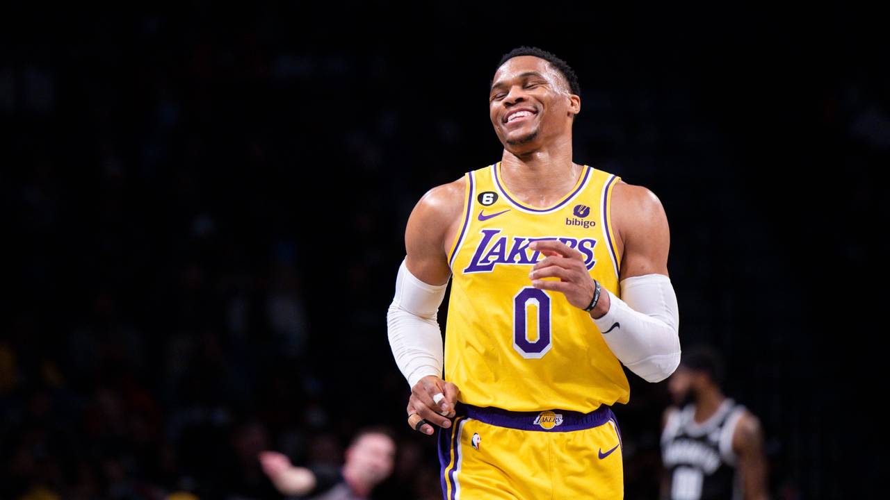Russell Westbrook lacht bei einem Spiel der Los Angeles Lakers.