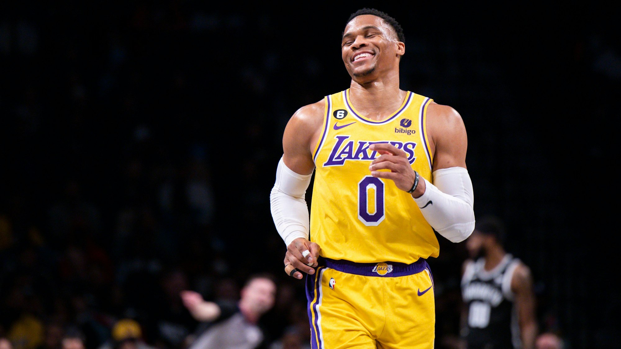Russell Westbrook lacht bei einem Spiel der Los Angeles Lakers.