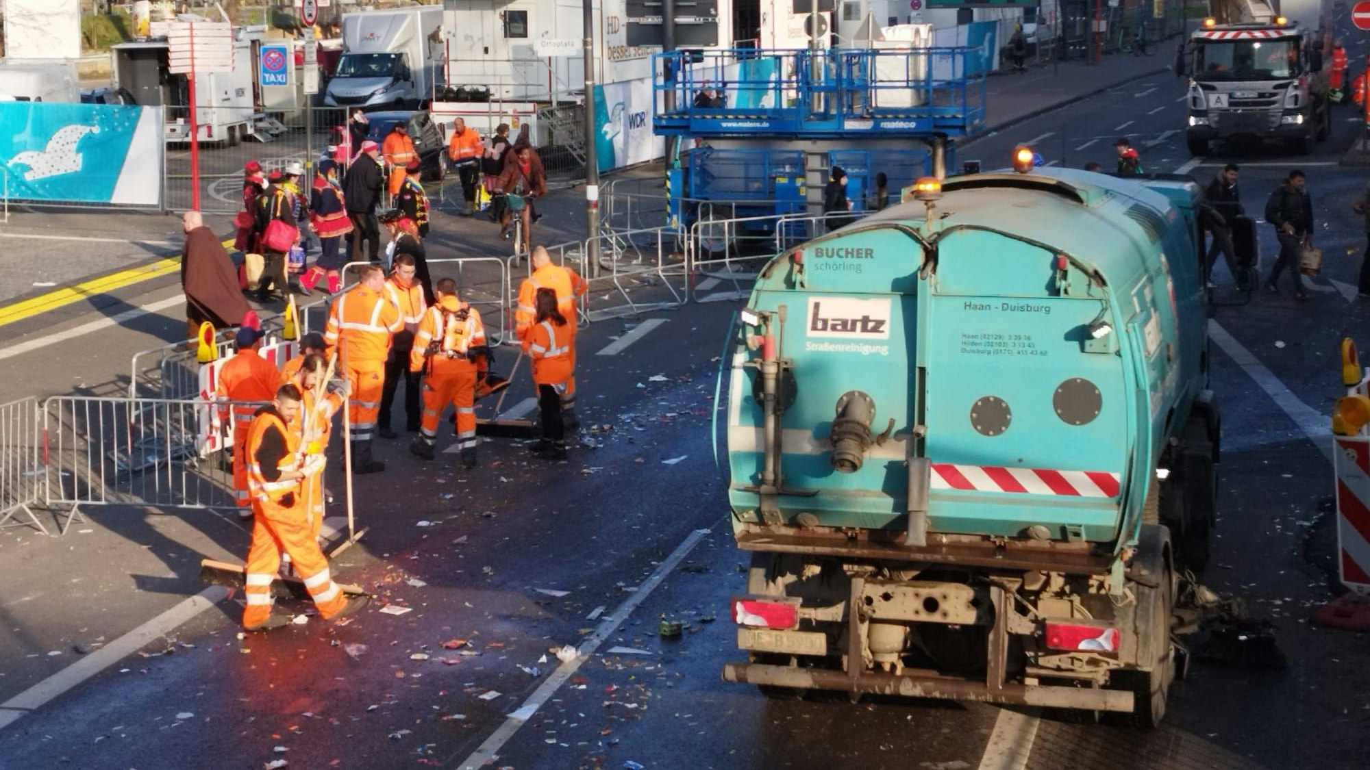 Eine Kehrmaschine fährt in Köln den Zugweg ab.