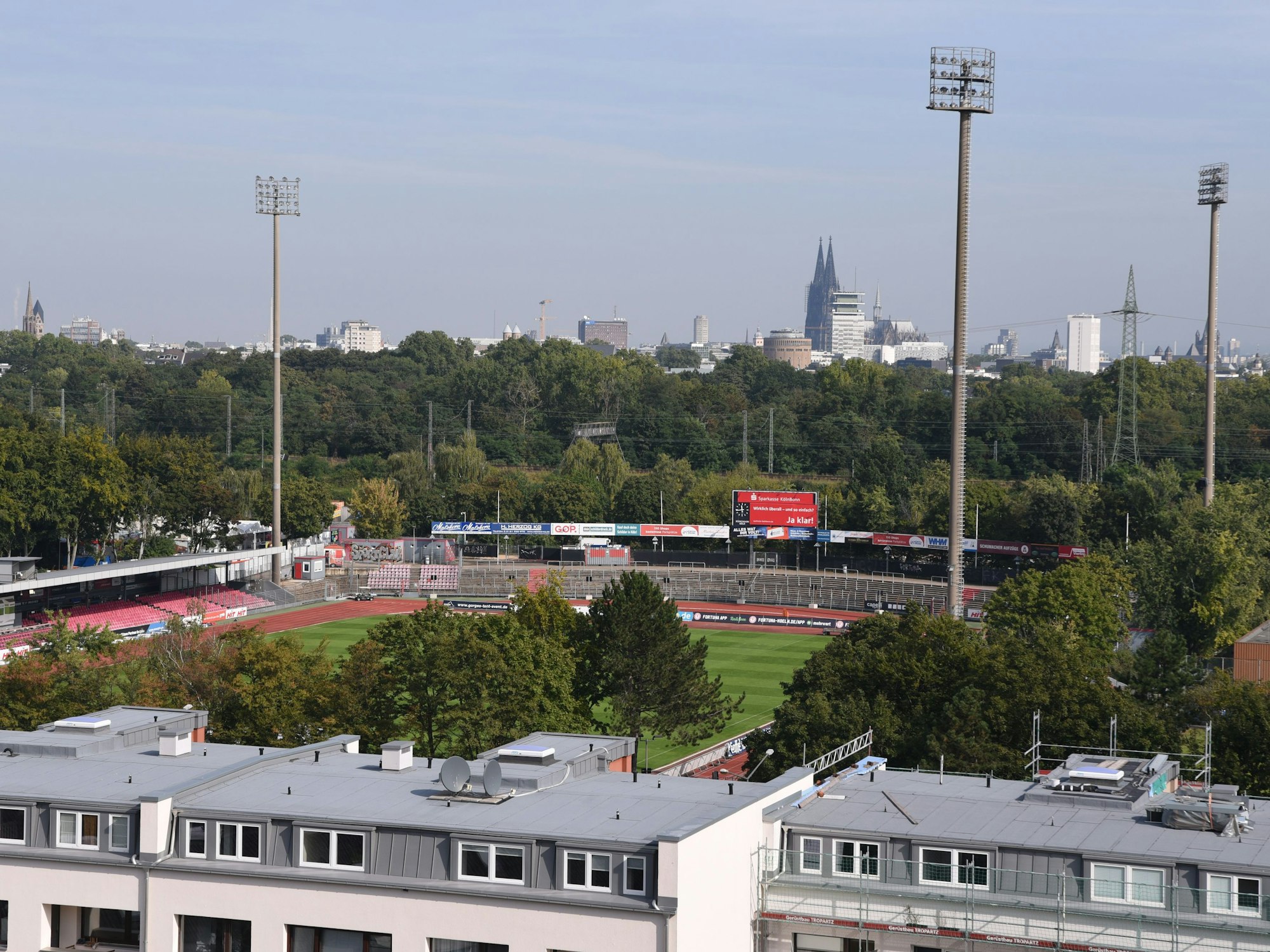 Köln: Blick auf den Kölner Süden. Im Vordergrund das Südstadion, Flutlichtanlage und im Hintergrund der Kölner Dom.