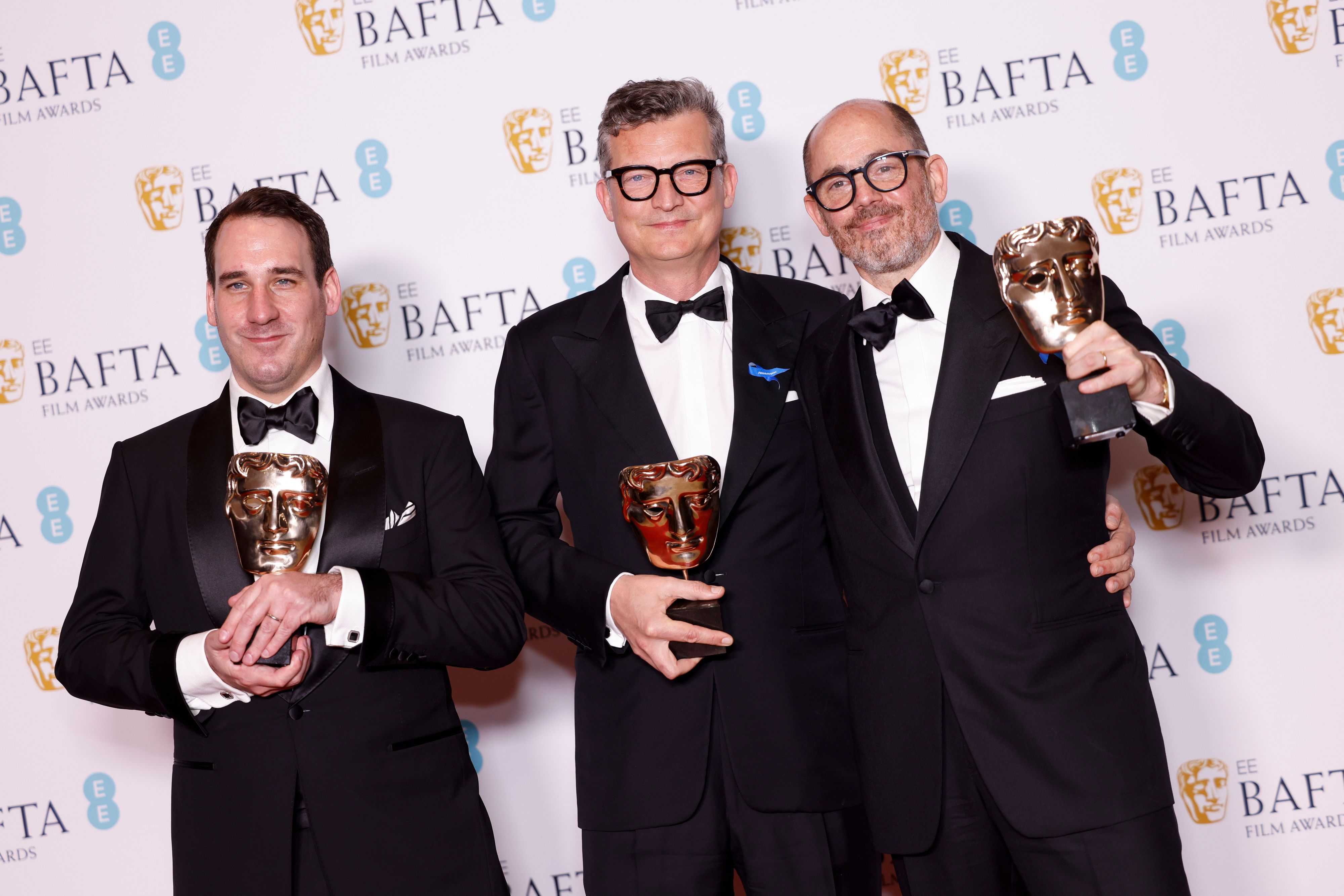 Präsentieren drei der sieben Auszeichnungen, die „Im Westen nichts Neues“ bei den Bafta-Awards am 19. Februar 2023 in London bekommen hat (von links): James Friend, Malte Grunert und Edward Berger.