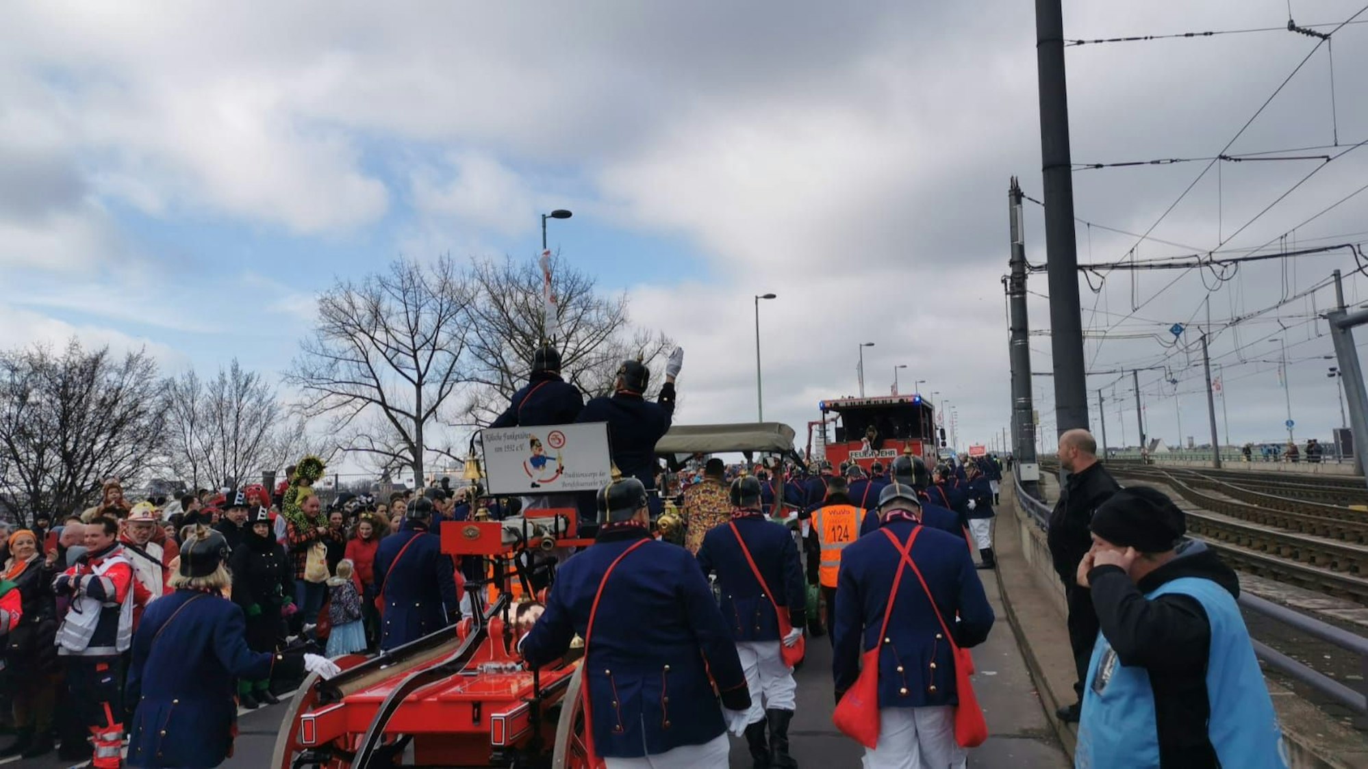 Die ersten Wagen gehen über die Deutzer Brücke in Köln.