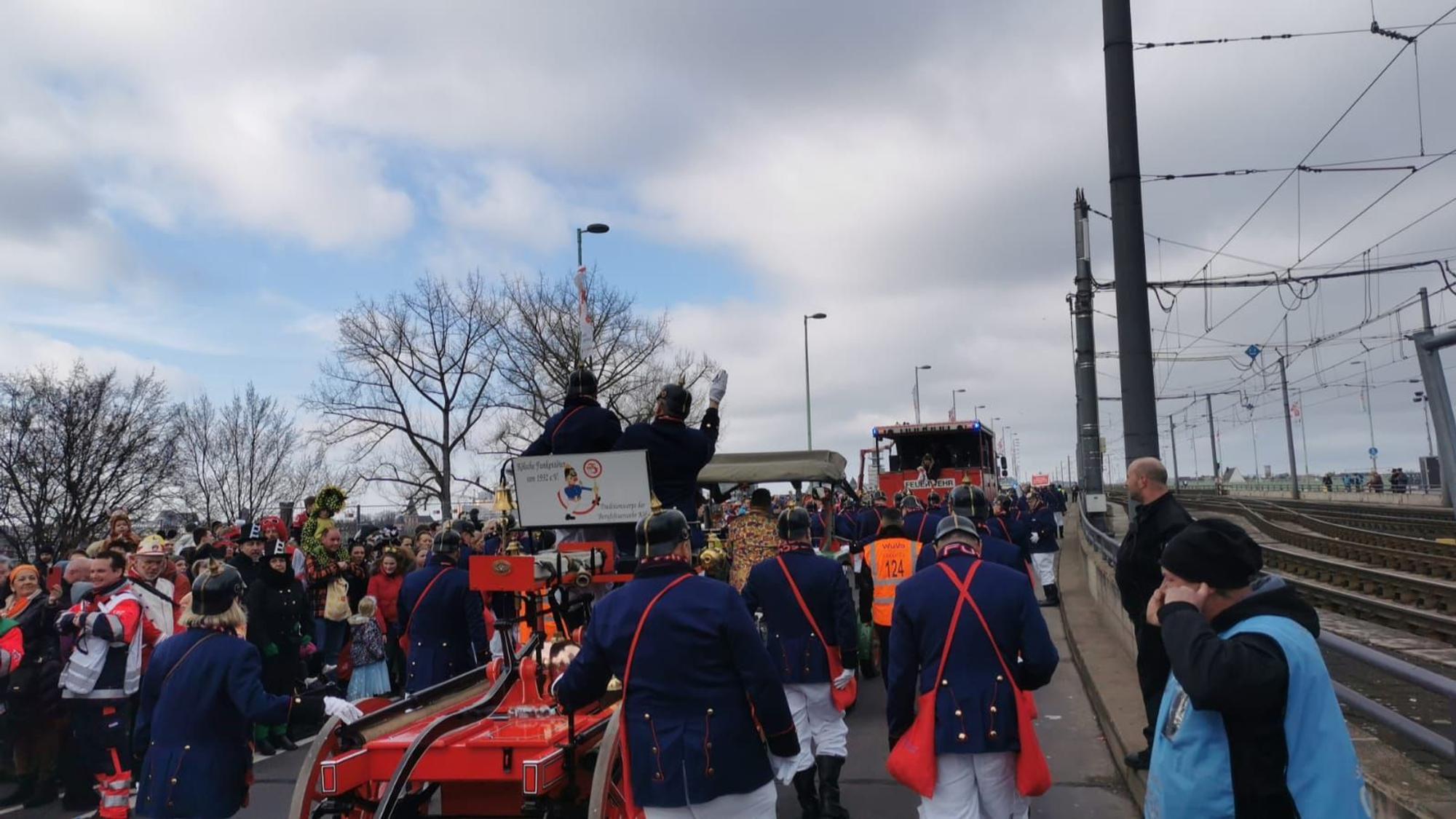 Die ersten Wagen gehen über die Deutzer Brücke in Köln.