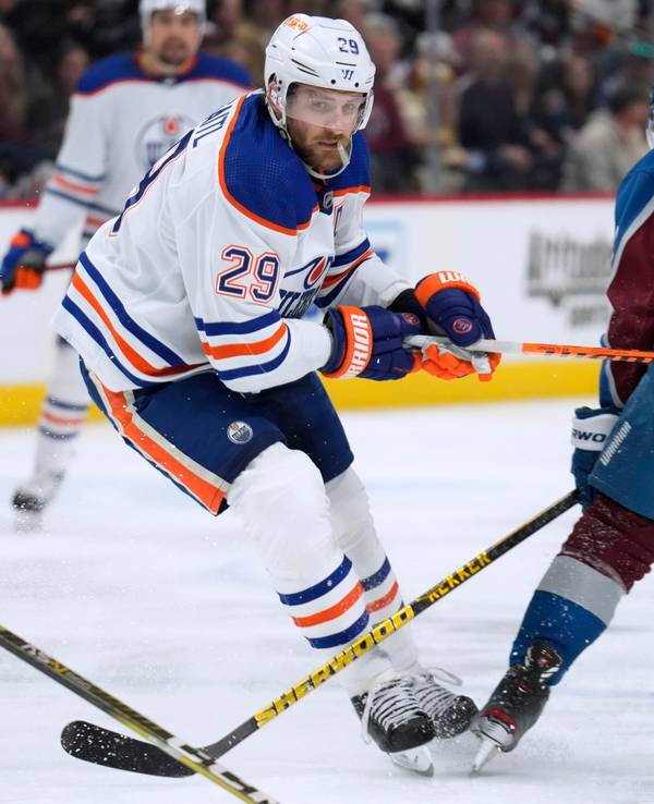 Leon Draisaitl im Zweikampf mit Artturi Lehkonen.