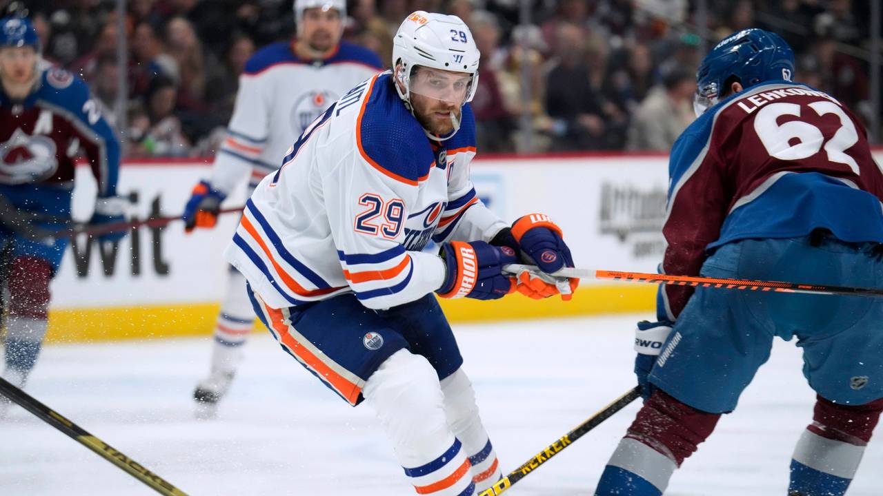 Leon Draisaitl im Zweikampf mit Artturi Lehkonen.