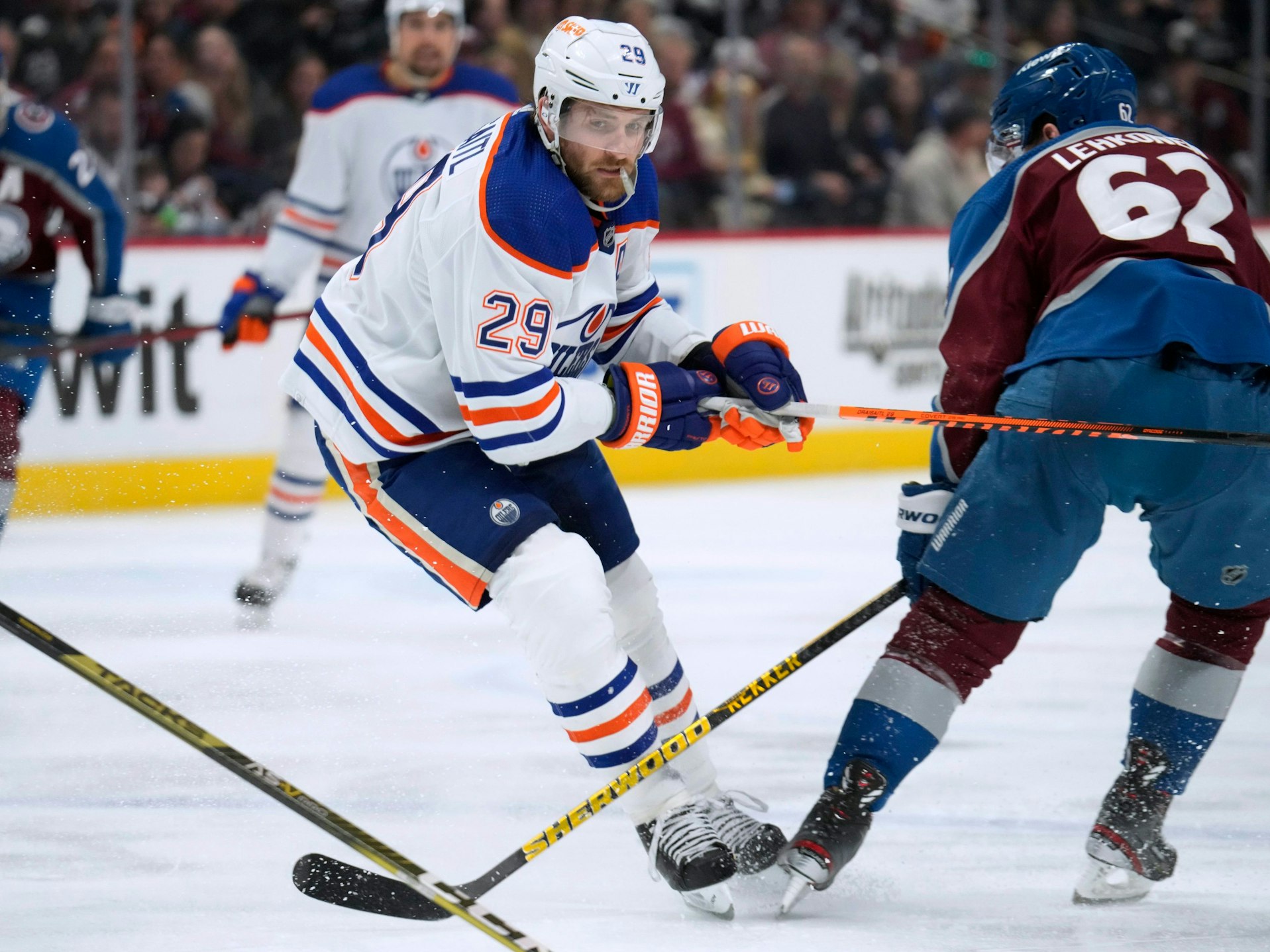 Leon Draisaitl im Zweikampf mit Artturi Lehkonen.