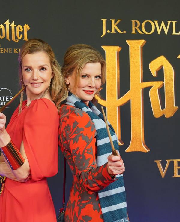 Hamburg: Schauspielerin Kim-Sarah Brandts (l) und Schauspielerin Eva Habermann gehen über den roten Teppich.