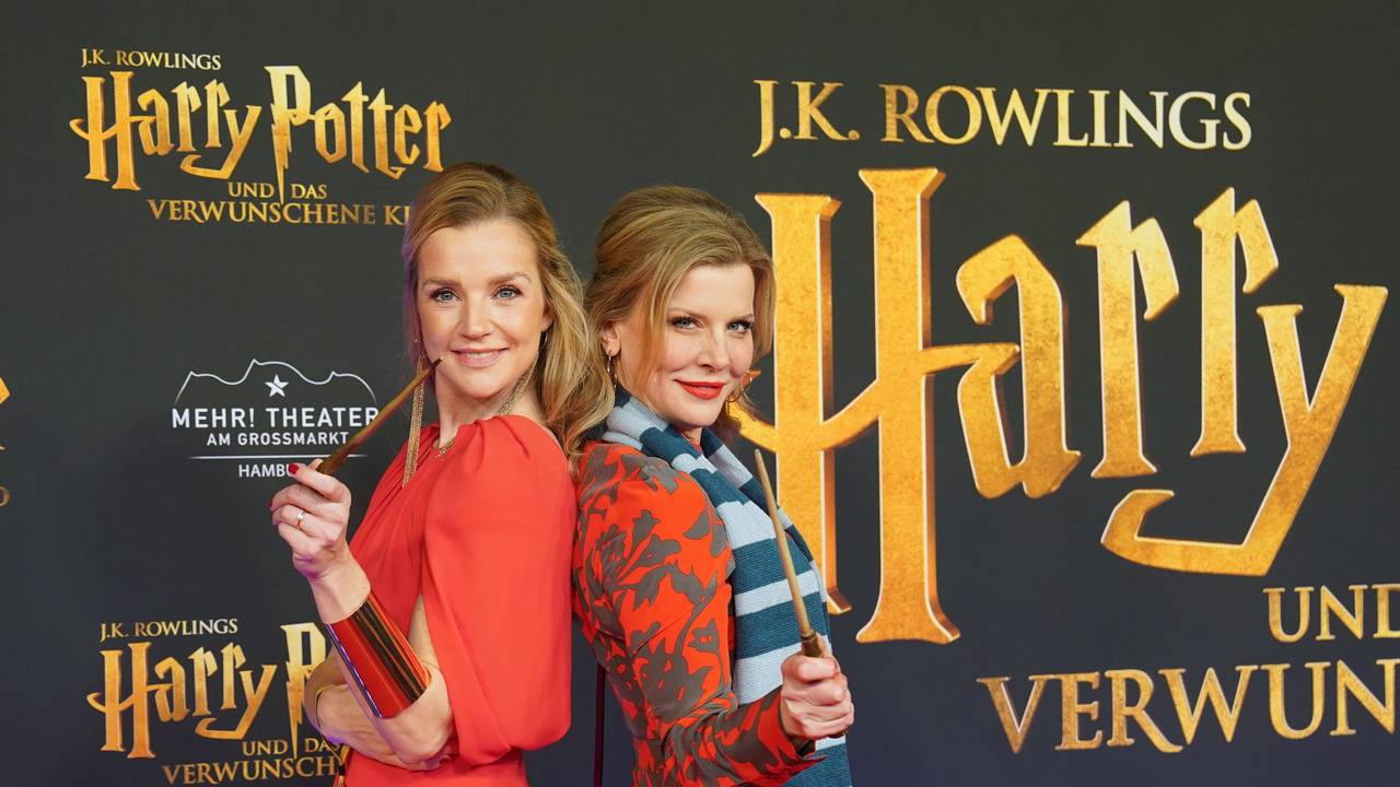 Hamburg: Schauspielerin Kim-Sarah Brandts (l) und Schauspielerin Eva Habermann gehen über den roten Teppich.