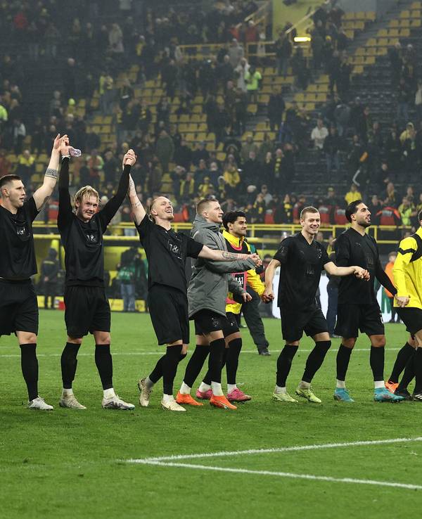 Signal-Iduna-Park: Dortmunds Mannschaft jubelt nach dem Spiel mit den Fans.