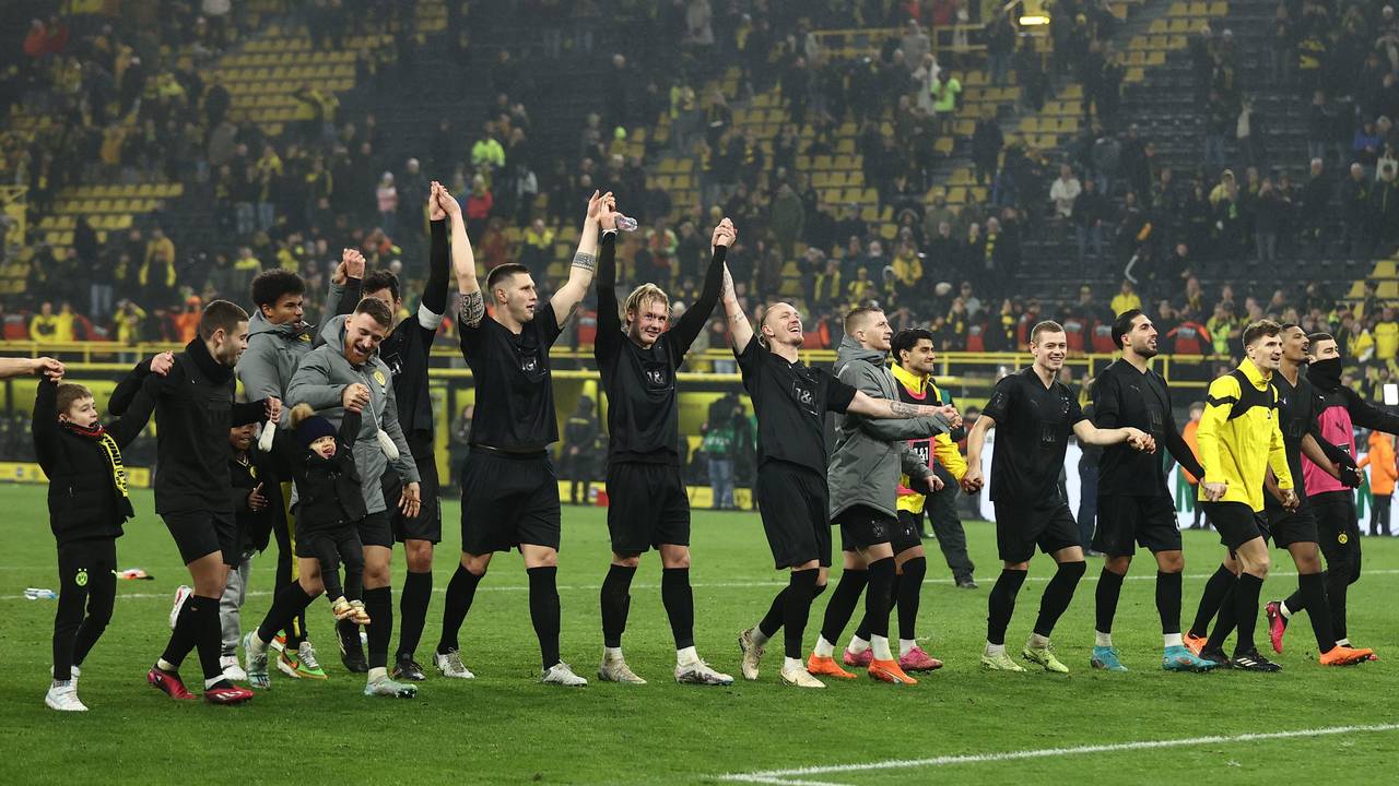 Signal-Iduna-Park: Dortmunds Mannschaft jubelt nach dem Spiel mit den Fans.