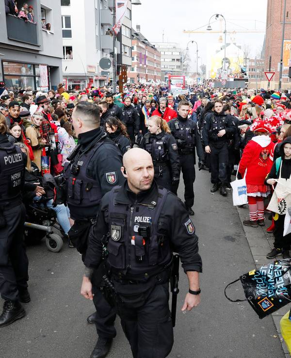 Polizeikräfte begleiten den Rosenmontagszug durch die Kölner Südstadt.