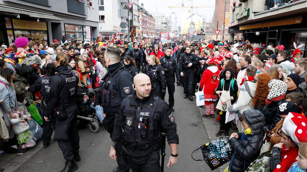 Polizeikräfte begleiten den Rosenmontagszug durch die Kölner Südstadt.