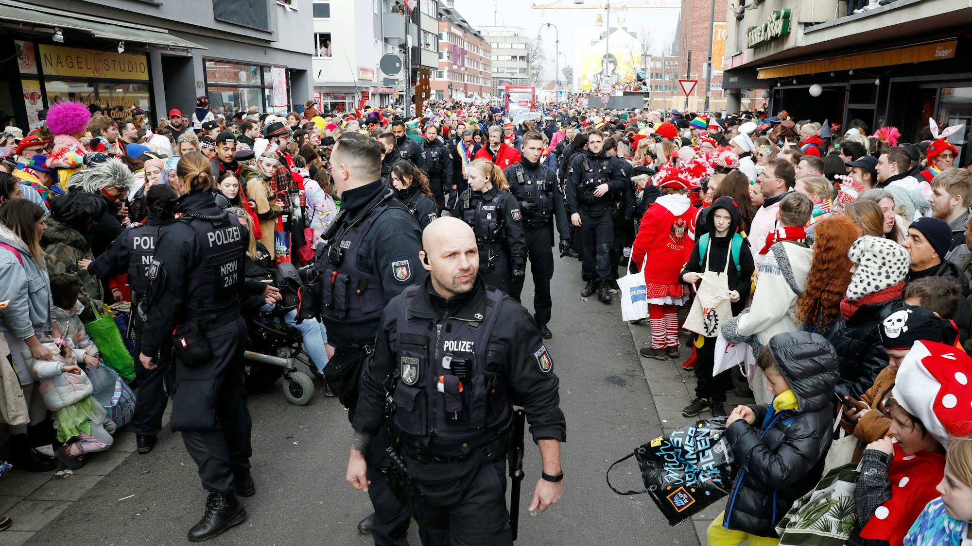 Polizeikräfte begleiten den Rosenmontagszug durch die Kölner Südstadt.