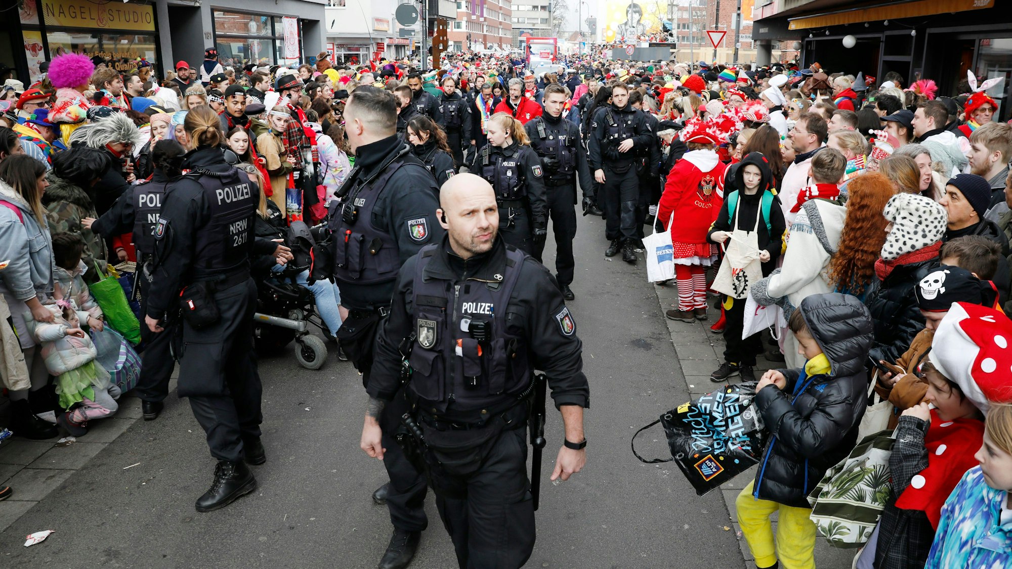 Einsatzkräfte der Polizei beim Rosenmontagszug 2023 in Köln. Dieses Jahr endet der Zug an der Severinstraße.