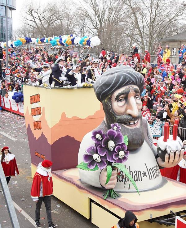 Der zweite Geheimwagen im Rosenmontagszug 2023.