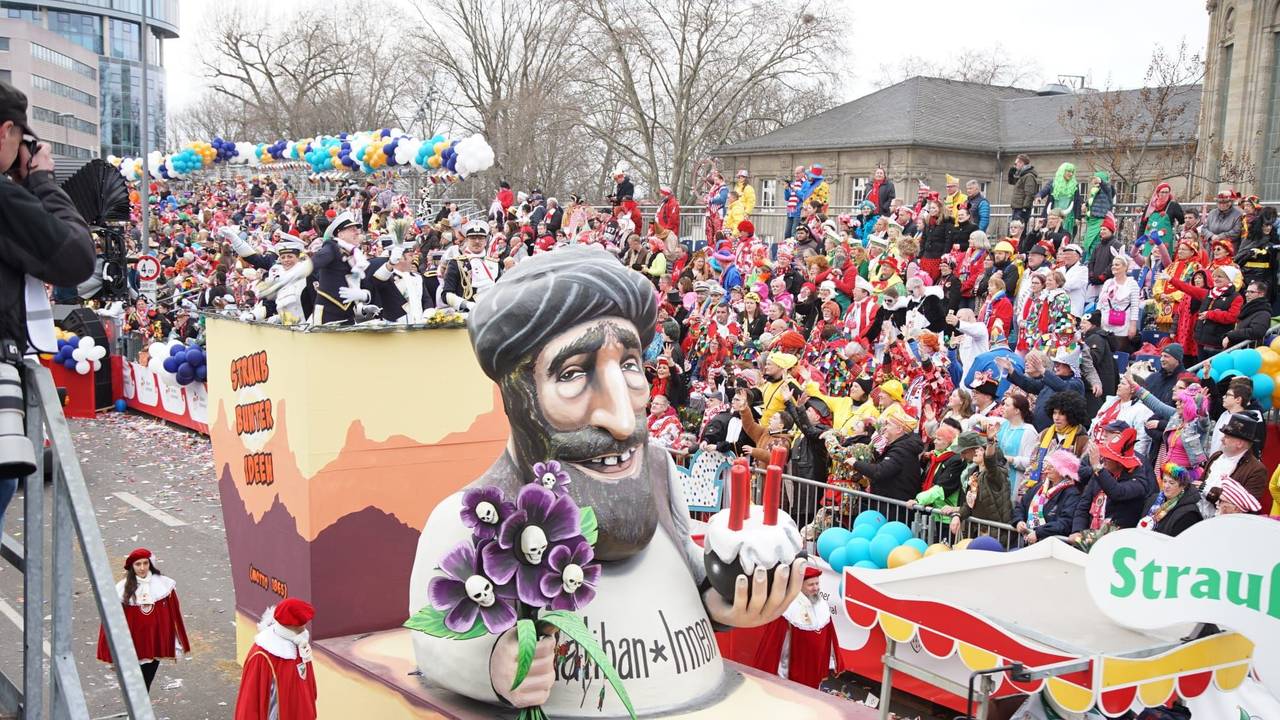 Der zweite Geheimwagen im Rosenmontagszug 2023.