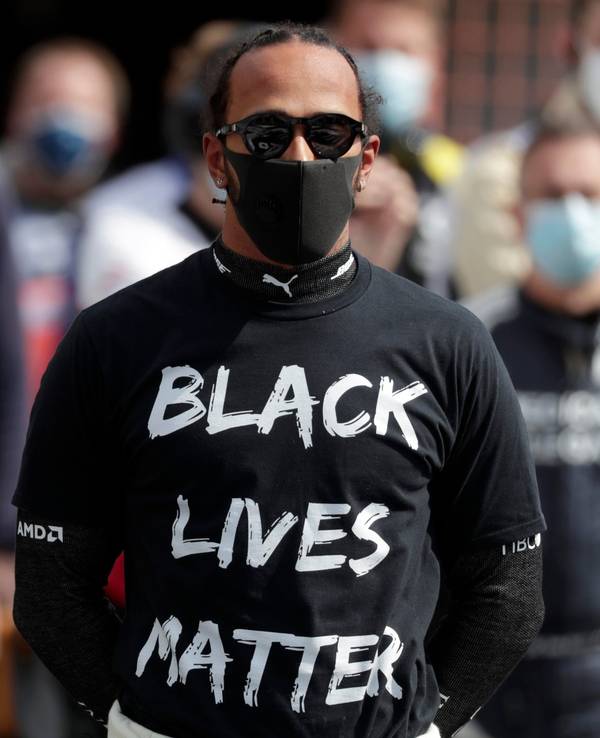 Lewis Hamilton trägt an der Rennstrecke ein Shirt mit der Aufschrift „Black Lives Matter“.