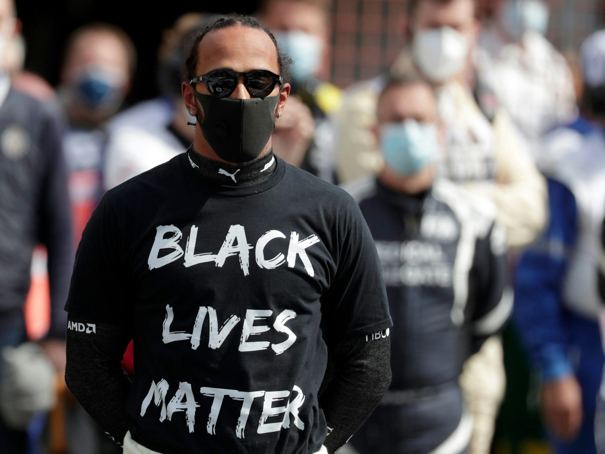 Lewis Hamilton trägt an der Rennstrecke ein Shirt mit der Aufschrift „Black Lives Matter“.