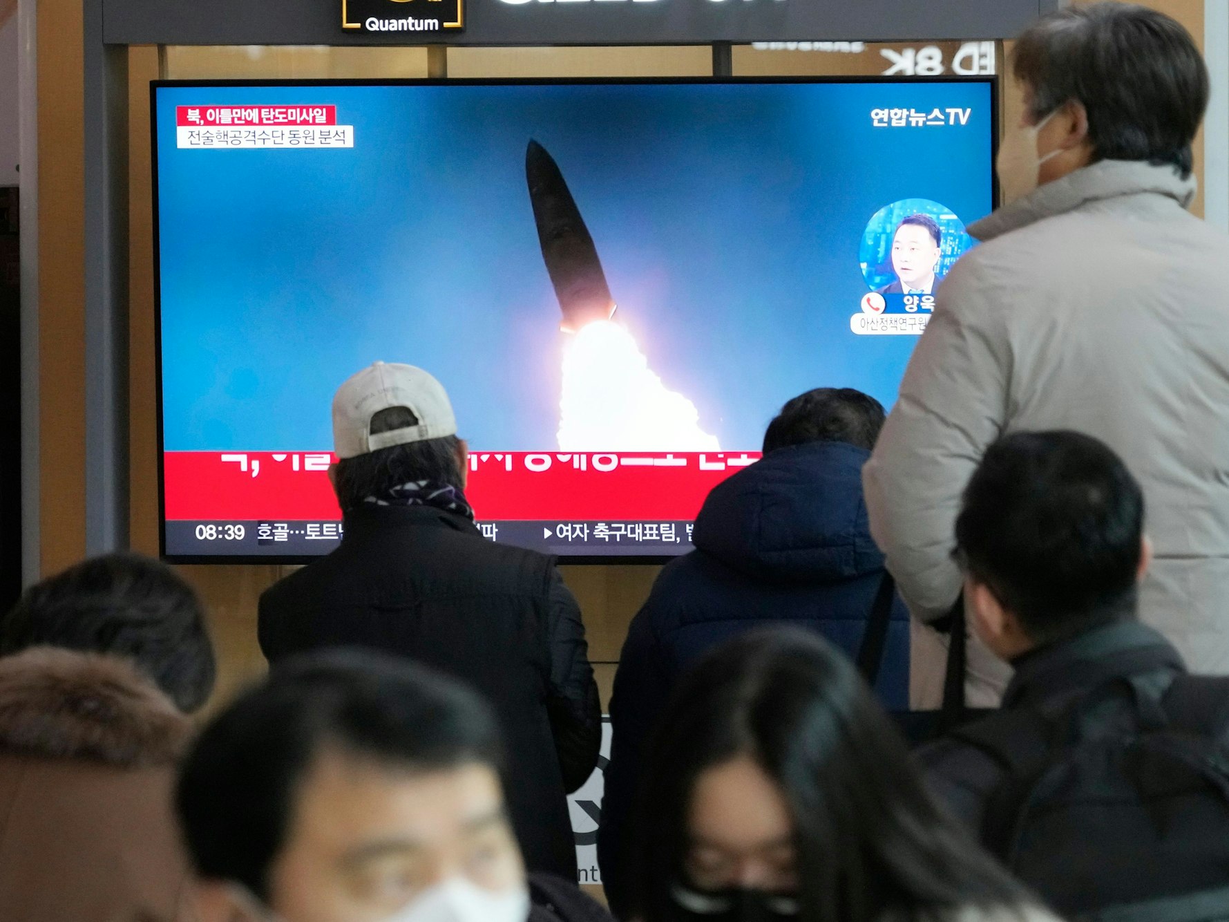 Ein Fernsehbildschirm zeigt ein Archivbild eines nordkoreanischen Raketenstarts während einer Nachrichtensendung im Bahnhof von Seoul.