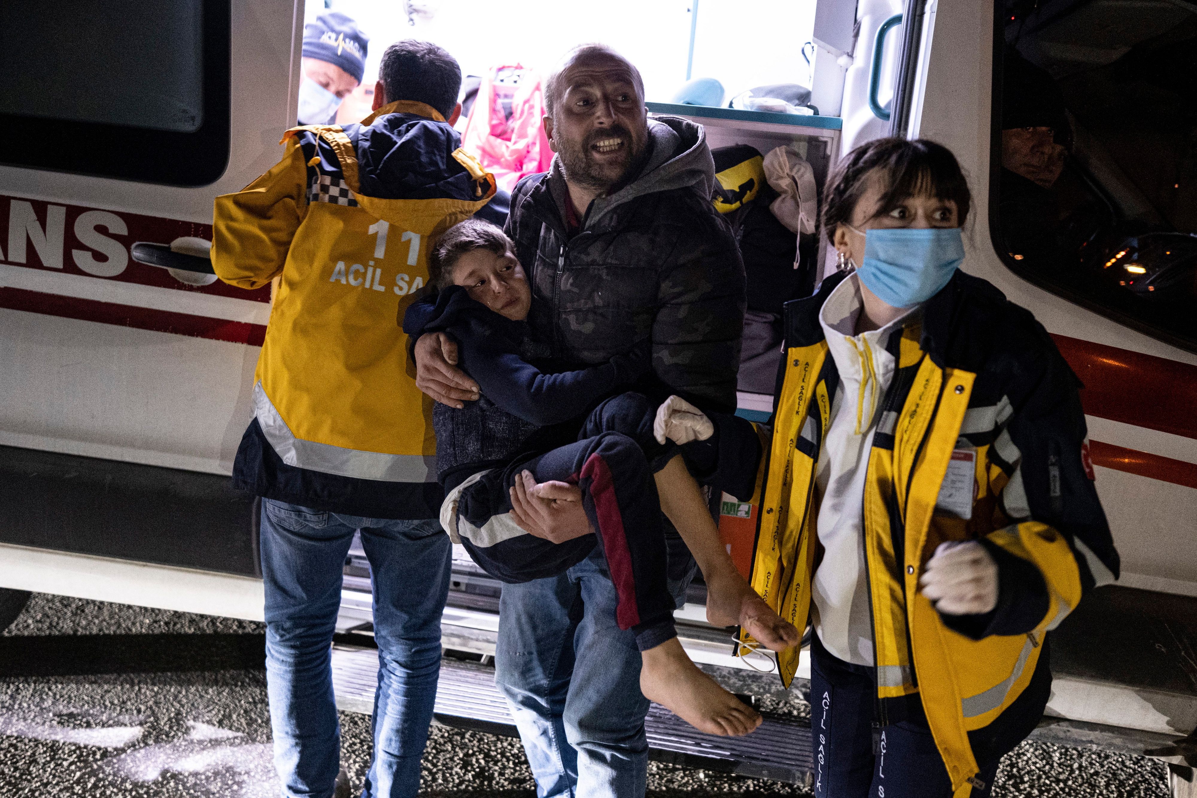 Ein Junge wird in der türkischen Region Hatay in einen Krankenwagen getragen, nachdem er bei dem jüngsten Erdbeben verletzt wurde. Zwei Wochen nach der Erdbebenkatastrophe in der Region hat ein weiteres Beben der Stärke 6,4 den Südosten der Türkei und Norden Syriens erschüttert.