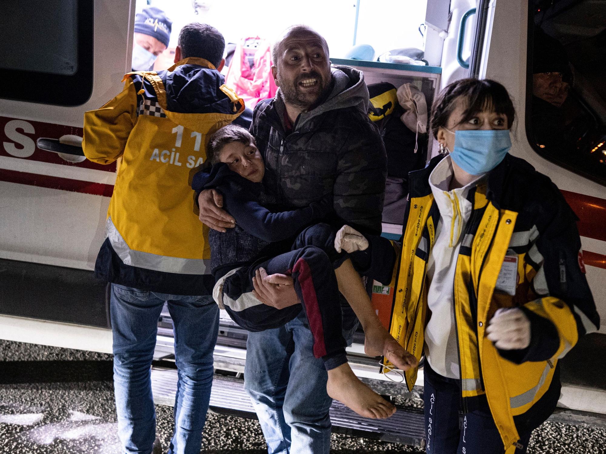 Ein Junge wird in der türkischen Region Hatay in einen Krankenwagen getragen, nachdem er bei dem jüngsten Erdbeben verletzt wurde. Zwei Wochen nach der Erdbebenkatastrophe in der Region hat ein weiteres Beben der Stärke 6,4 den Südosten der Türkei und Norden Syriens erschüttert.