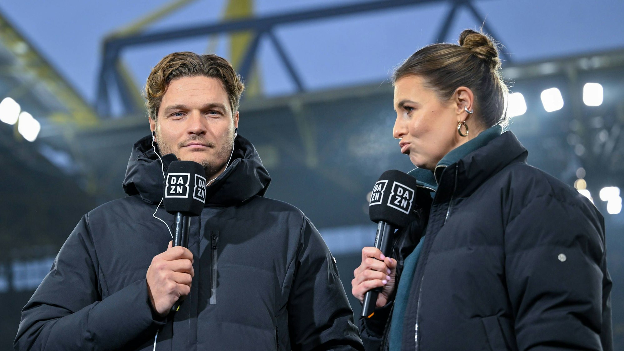 DAZN-Reporterin Laura Wontorra interviewt BVB-Trainer Erdin Terzic.