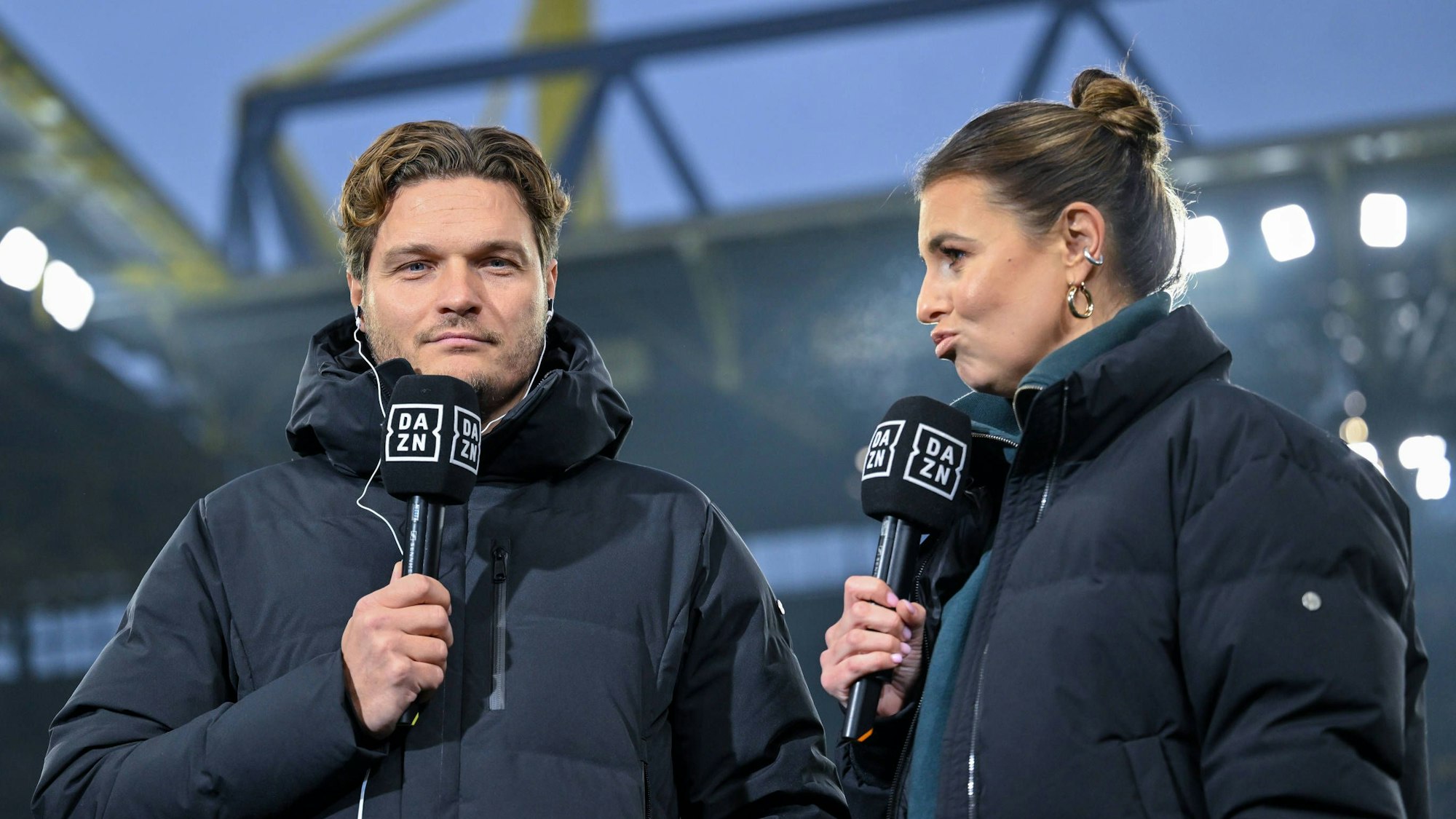 DAZN-Reporterin Laura Wontorra interviewt BVB-Trainer Erdin Terzic.