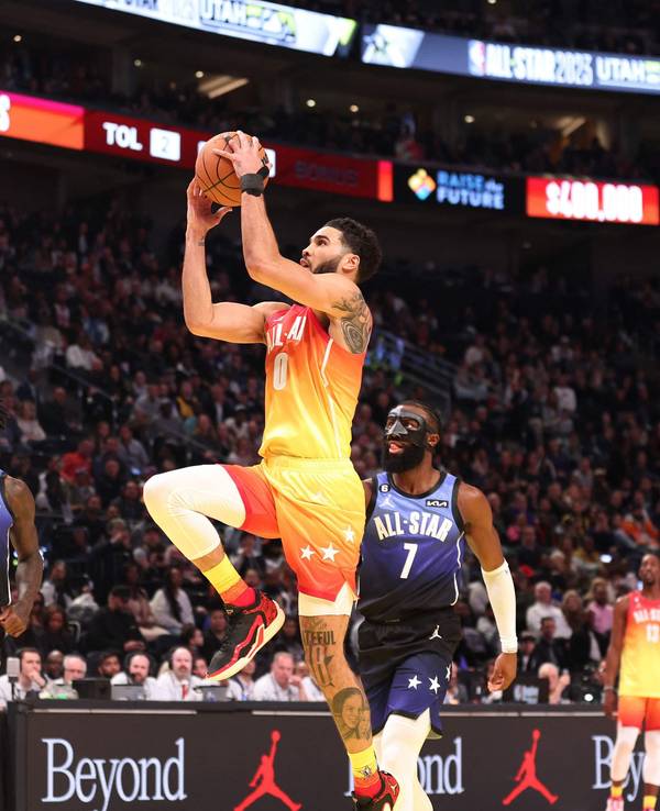 Jayson Tatum steigt im All-Star-Game zum Korb hoch.