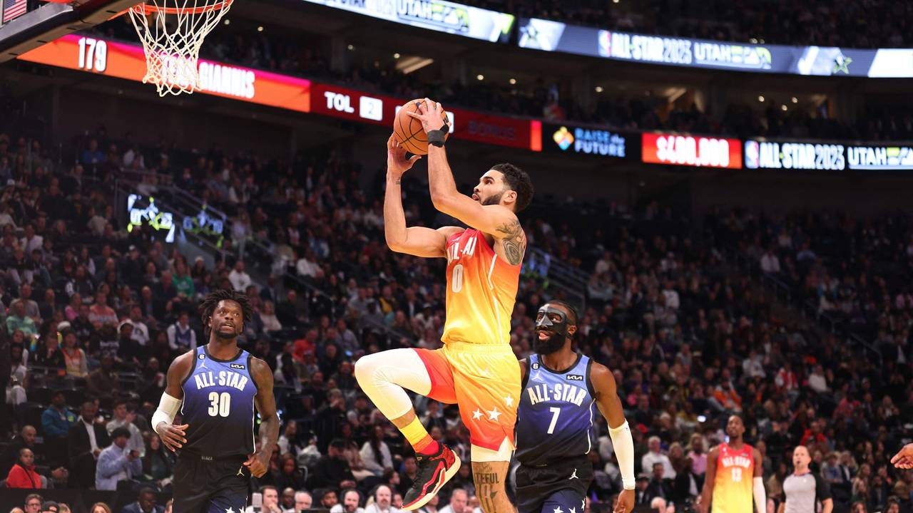 Jayson Tatum steigt im All-Star-Game zum Korb hoch.