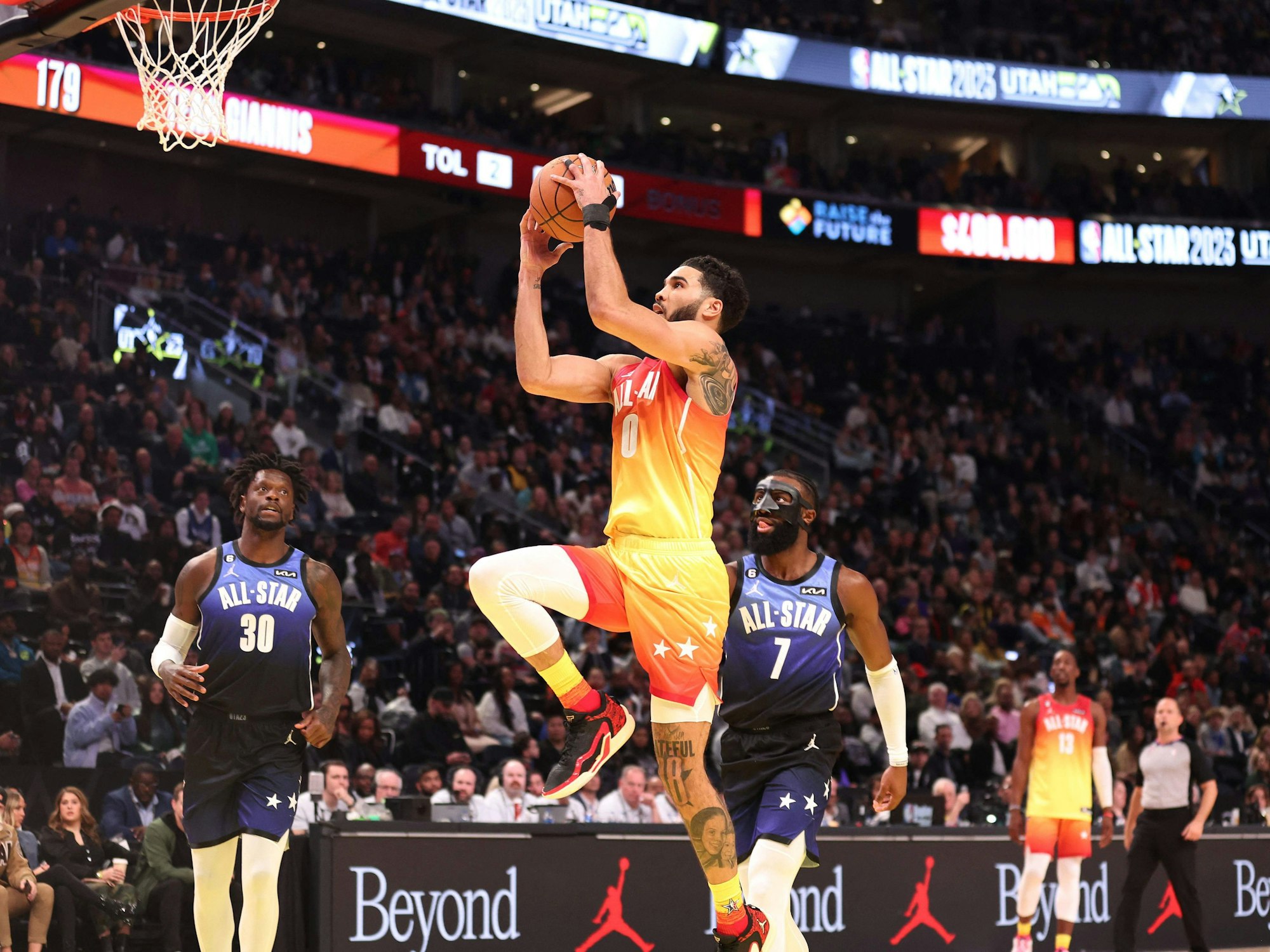 Jayson Tatum steigt im All-Star-Game zum Korb hoch.