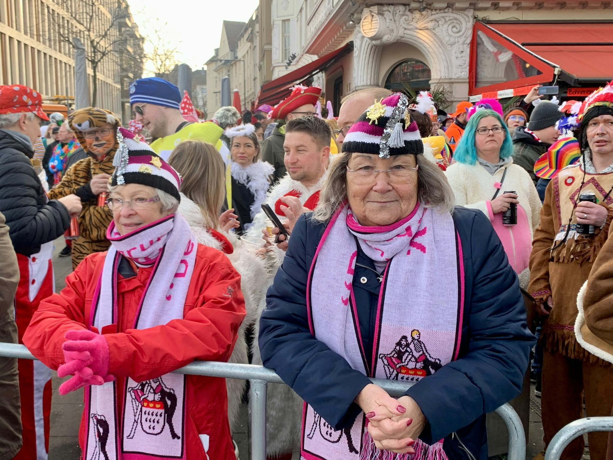 Gertrud am Zugweg beim Rosenmontagszug in Köln.