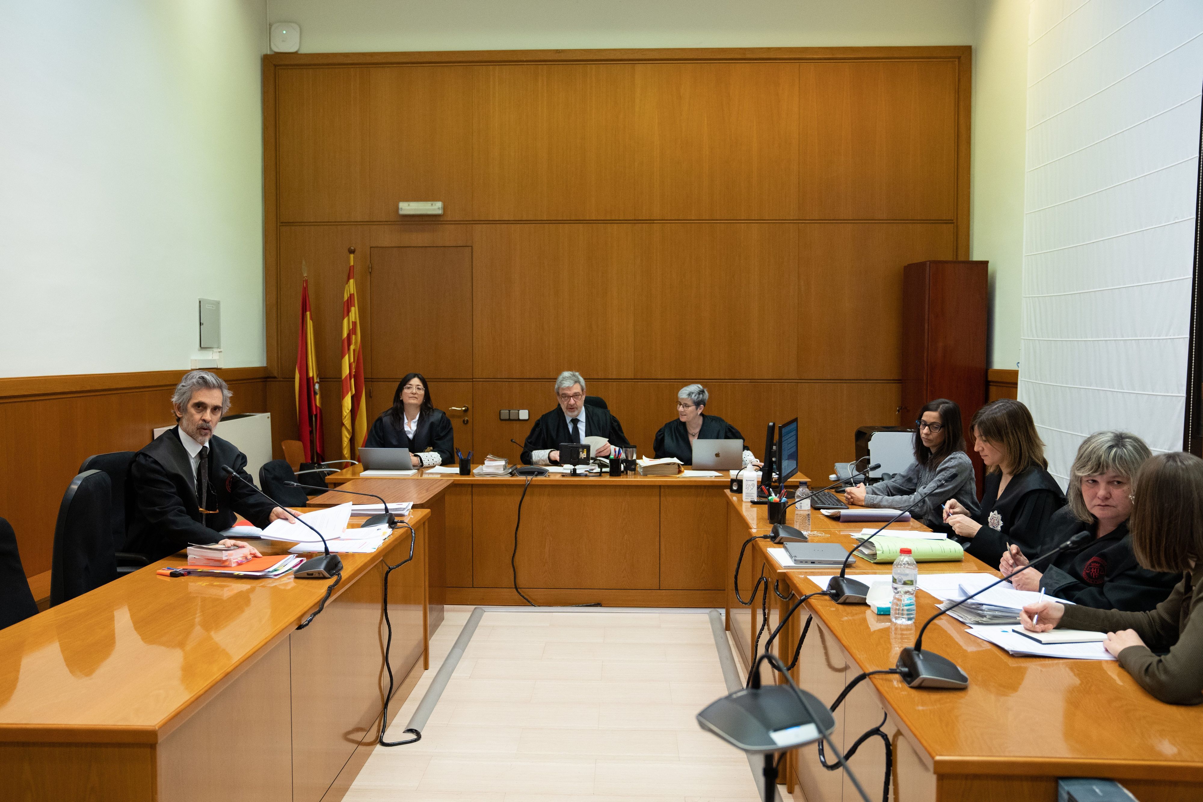 Cristobal Martell (l), Rechtsanwalt des brasilianischen Fußballspielers Dani Alves, und Ester Garcia Lopez (2.v.r), Anwältin der Privatanklägerin, nehmen beim Landgericht von Barcelona an einer Anhörung über den Einspruch gegen die Untersuchungshaft des Fußballers teil.