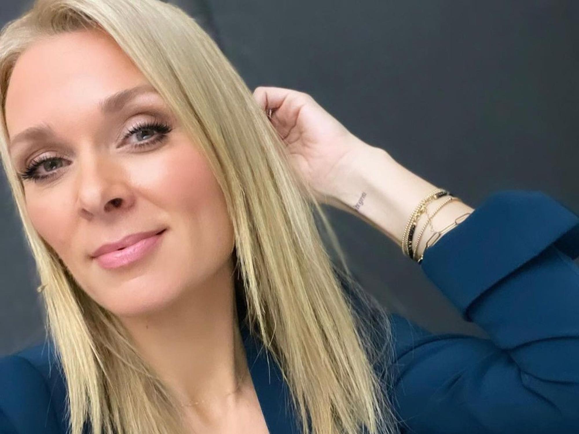Sky-Moderatorin Britta Hofmann blickt in die Kamera.