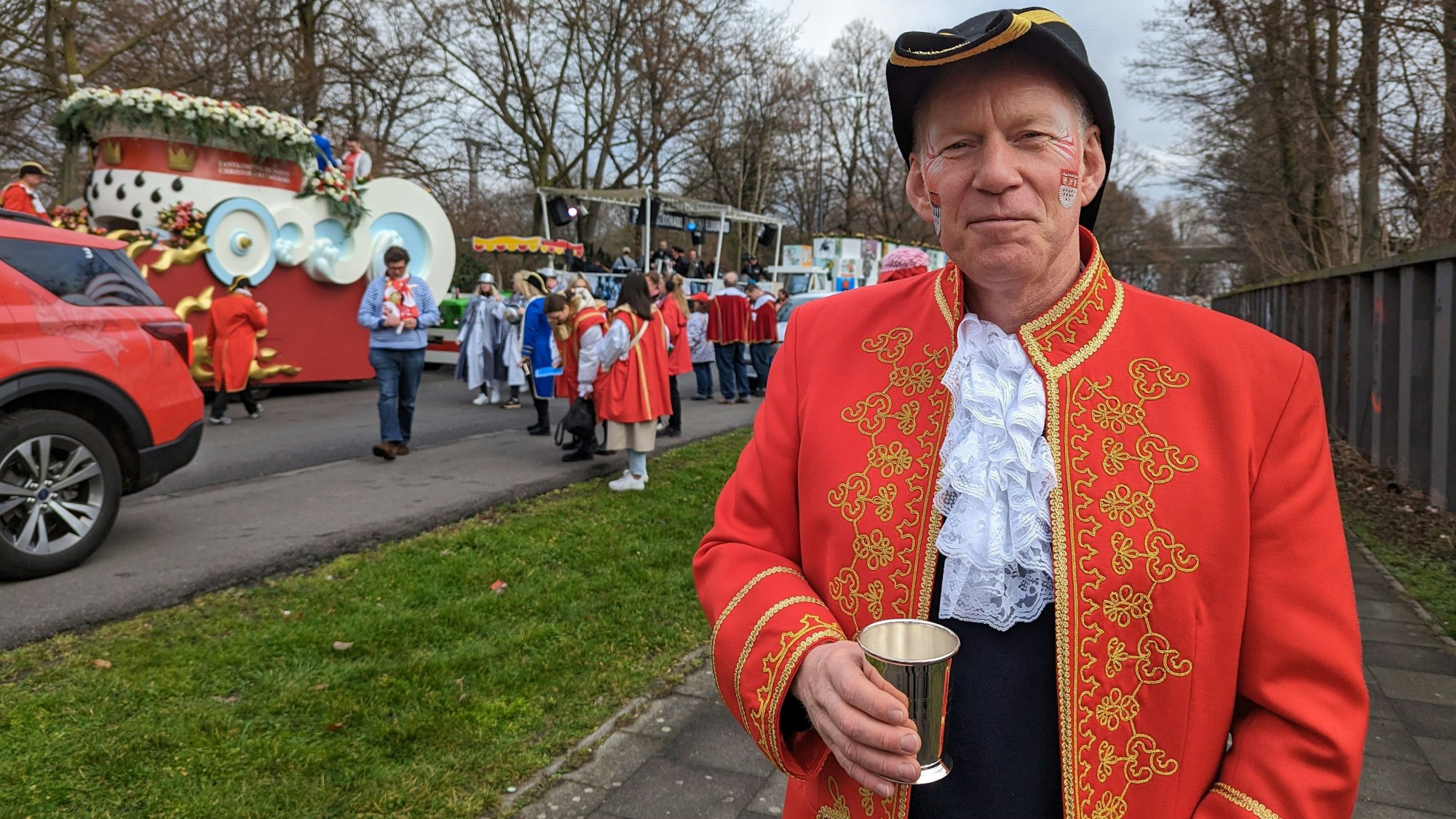 Moderator Johannes B. Kerner hält einen Metallbecher in der Hand.