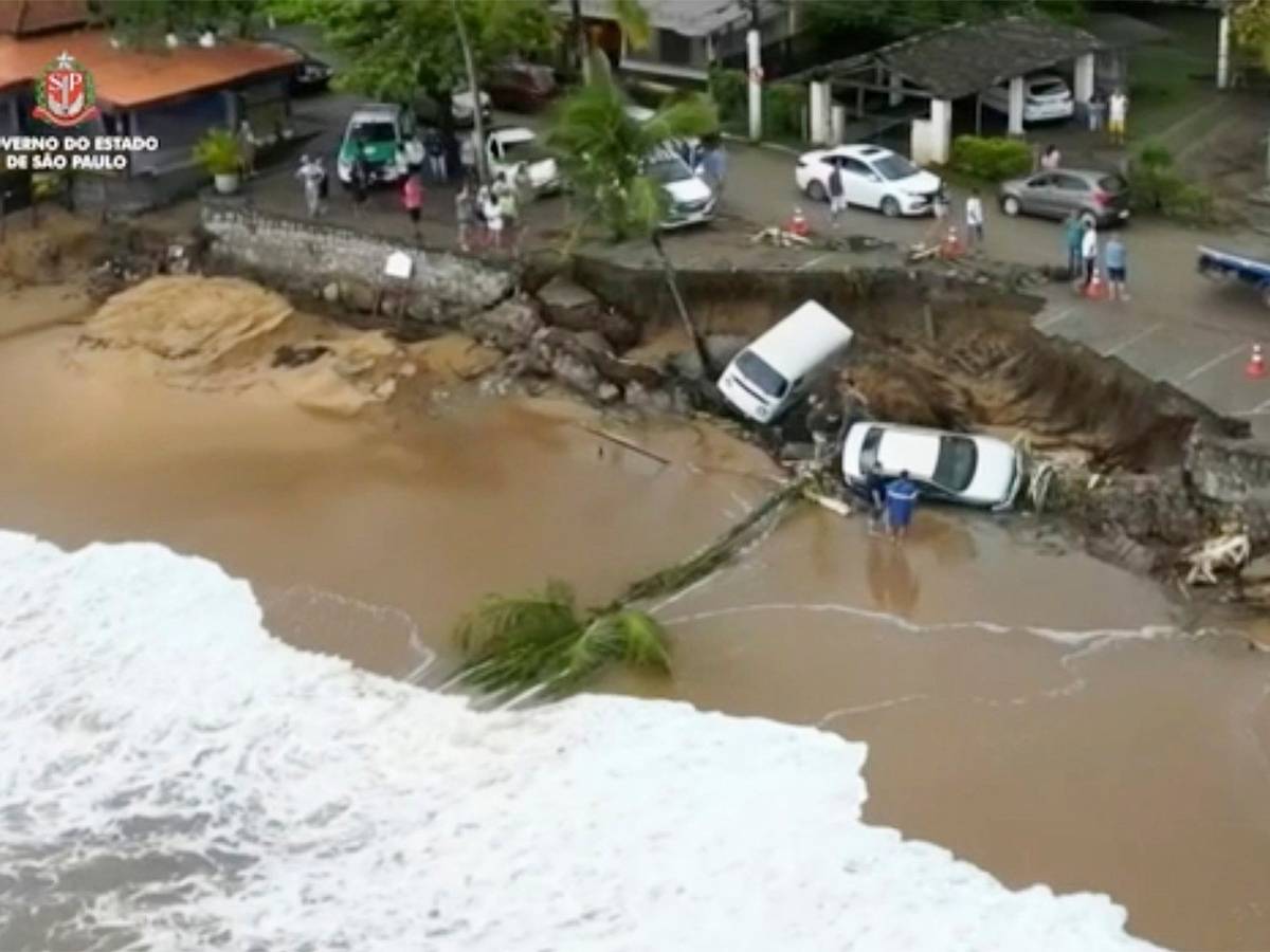 Dieses von der Regierung von São Paulo zur Verfügung gestellte Foto zeigt Fahrzeuge, die von einer Anhöhe entlang des Strandes in Sao Sebastiao, östlich von São Paulo, Brasilien, am Sonntag, dem 19. Februar 2023, heruntergestürzt sind.