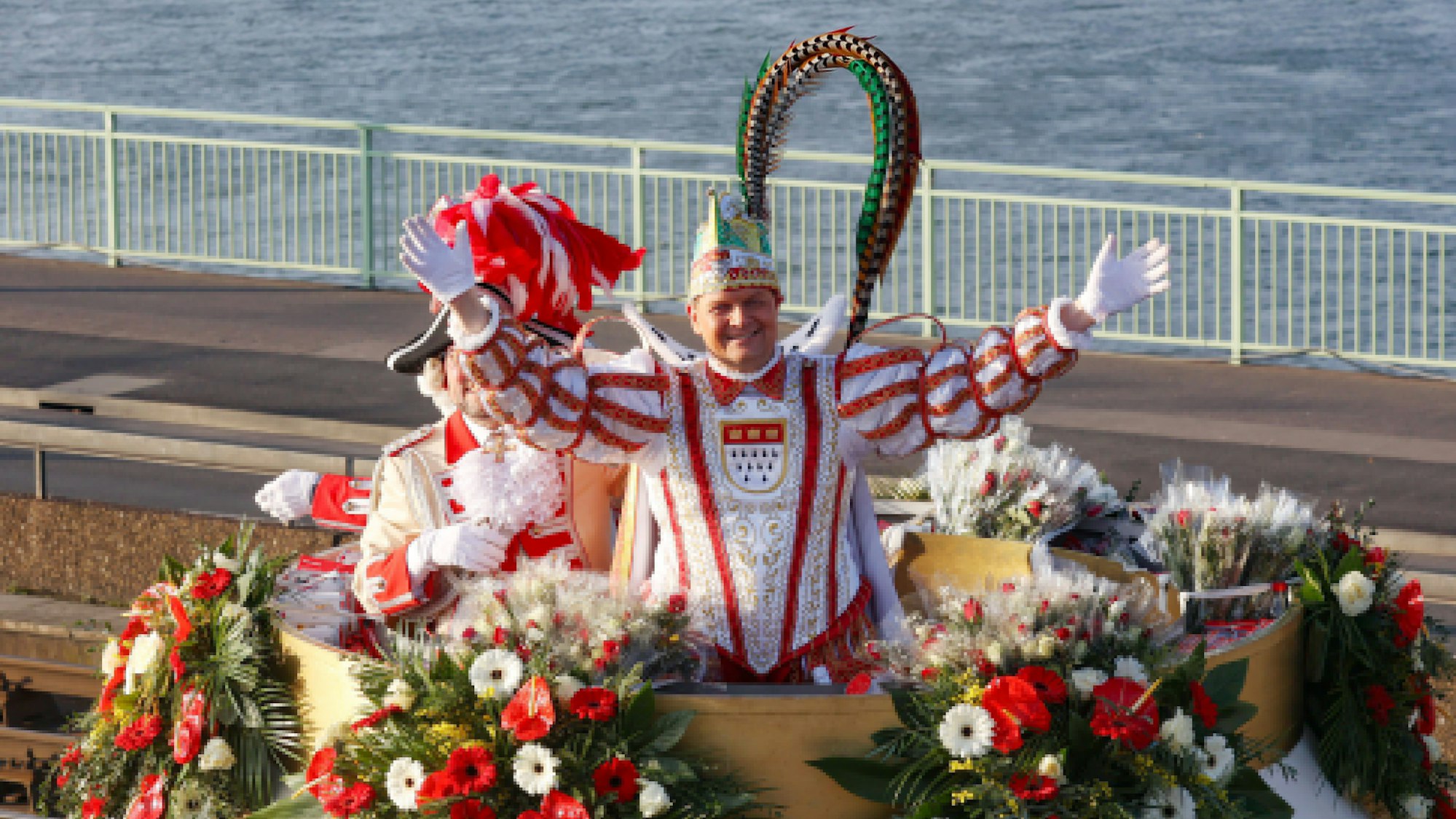 Prinz Boris fährt mit seinem Wagen über die Deutzer Brücke und winkt.